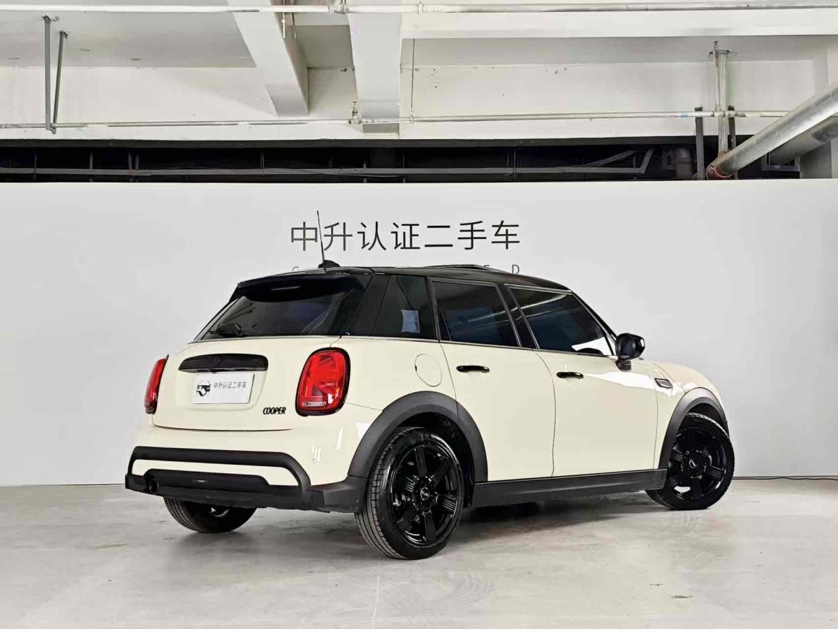 MINI MINI  2022款 改款 1.5T COOPER 藝術(shù)家 五門(mén)版圖片