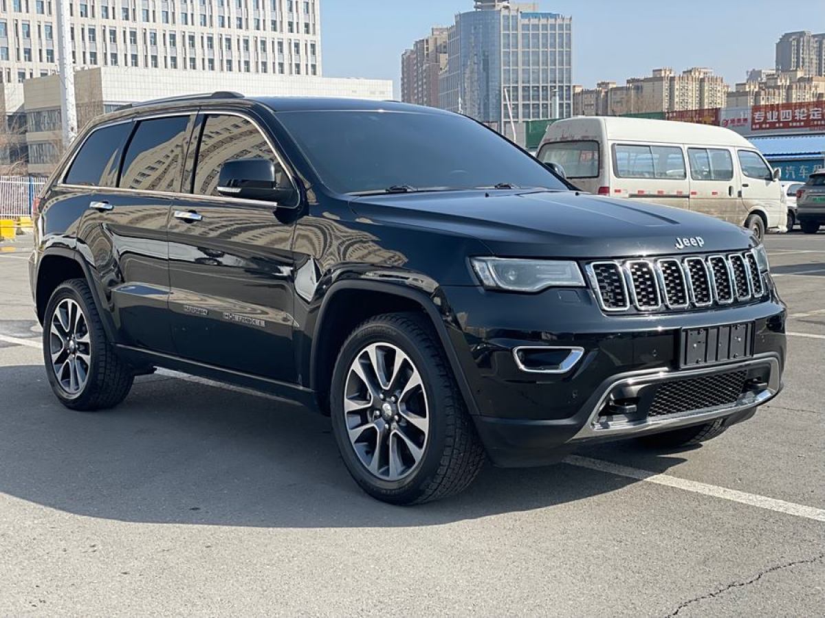 Jeep 大切諾基  2017款 3.0L 舒享導(dǎo)航版圖片