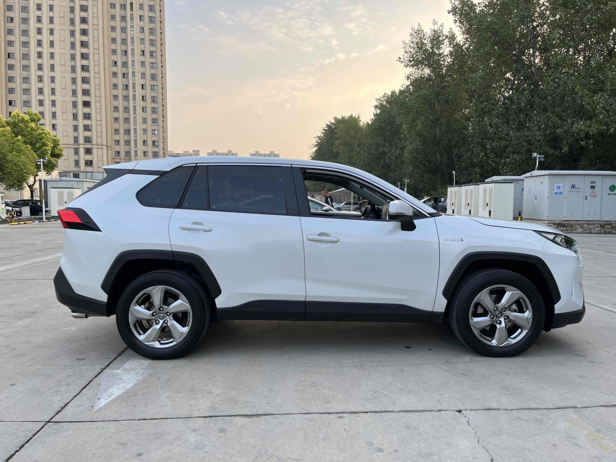 豐田 RAV4榮放  2022款 雙擎 2.5L CVT兩驅(qū)精英版圖片