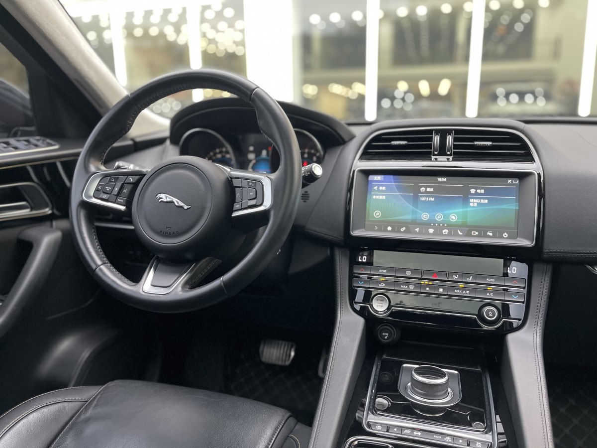 捷豹 F-PACE  2019款 2.0T 四驅(qū)都市尊享版圖片