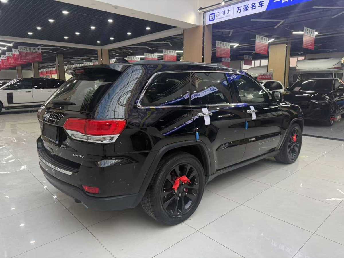 Jeep 大切諾基  2019款 3.0L 精英導(dǎo)航版圖片