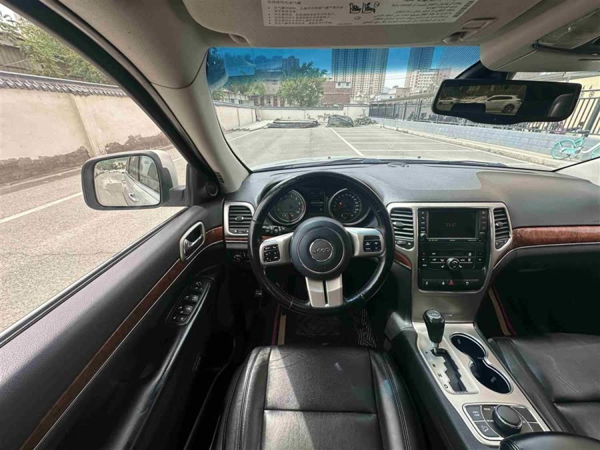 Jeep 大切諾基  2011款 改款 3.6L 豪華導(dǎo)航版圖片