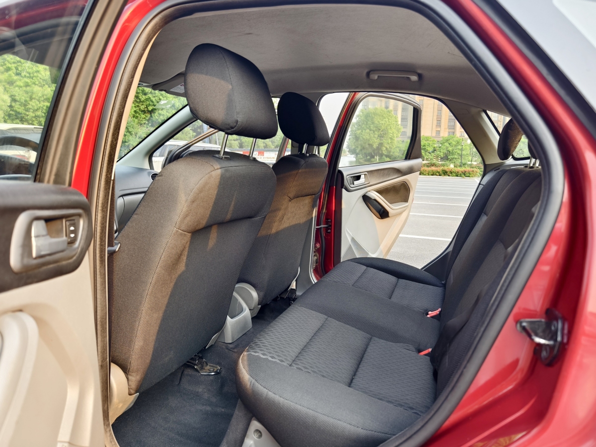 福特 福克斯  2013款 兩廂經(jīng)典 1.8L 自動(dòng)基本型圖片