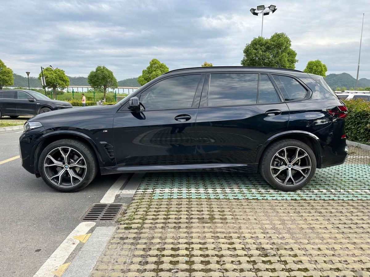 寶馬 寶馬X5  2023款 xDrive 30Li 尊享型M運(yùn)動曜夜套裝圖片