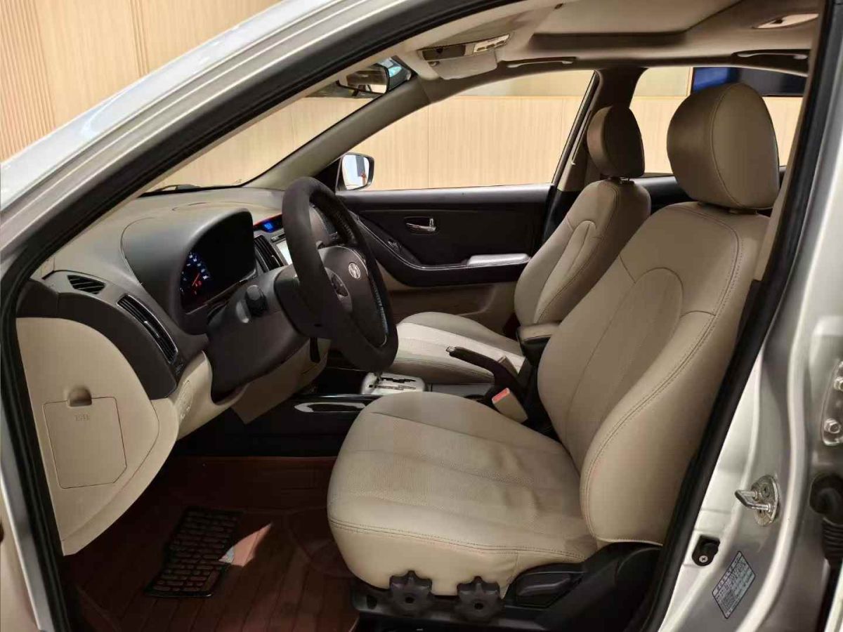 現(xiàn)代 朗動  2013款 1.6L 自動領(lǐng)先型圖片