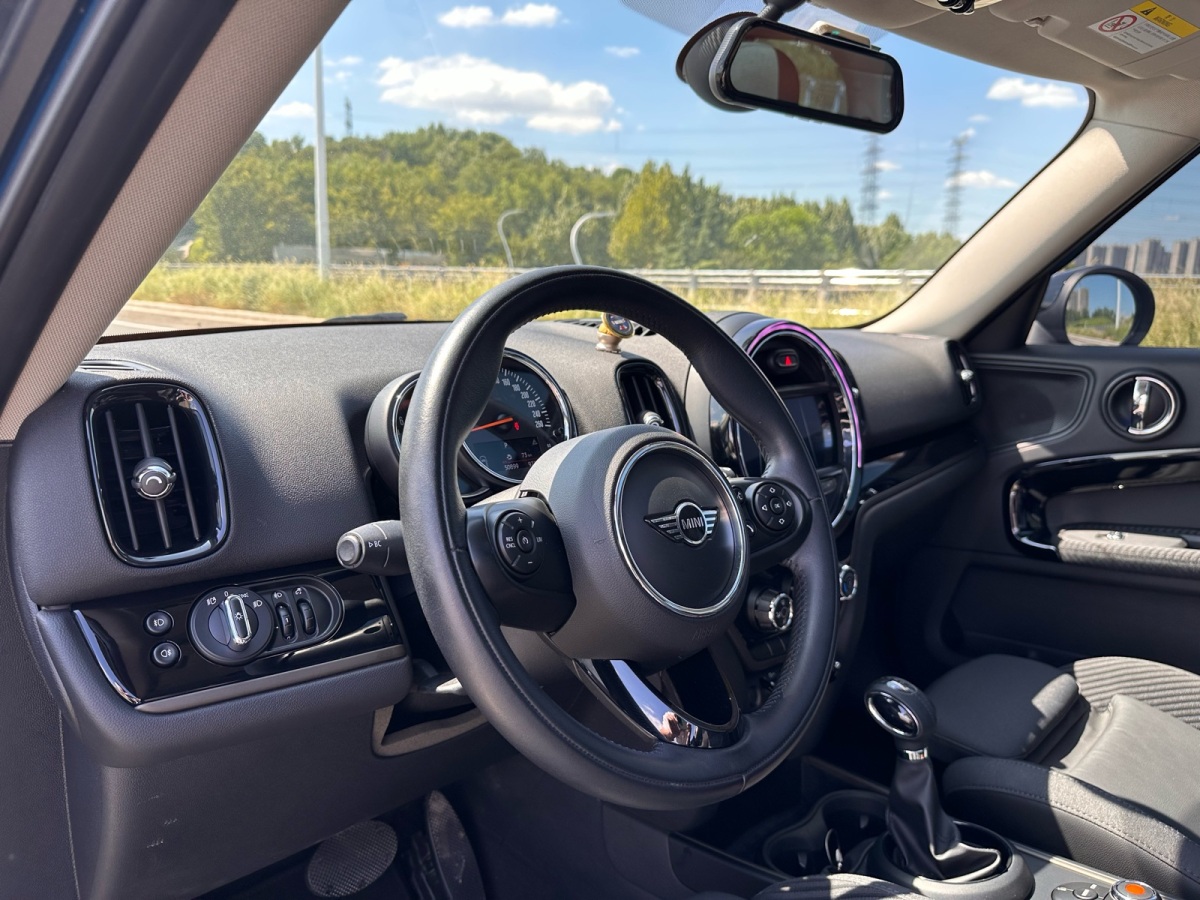 MINI COUNTRYMAN  2019款 1.5T COOPER ALL4 經(jīng)典派周末旅行版圖片