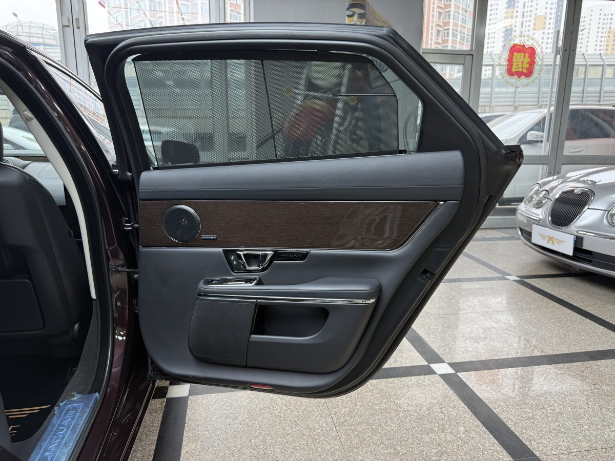捷豹 XJ  2016款 XJL 3.0 SC 四驅(qū)全景商務(wù)版圖片