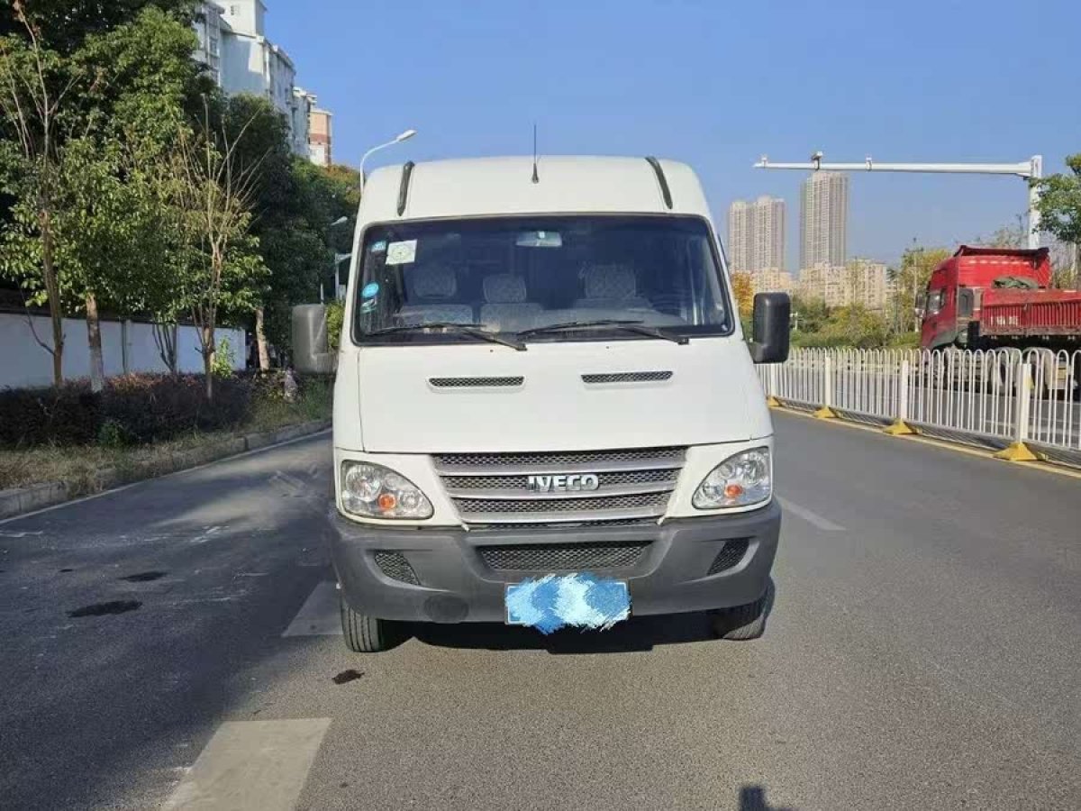 依維柯 褒迪Power Daily  2013款 2.5T-A42 客運高頂圖片