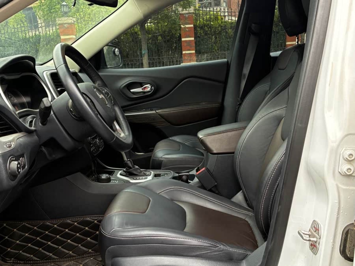 Jeep 自由光  2016款 2.4L 專業(yè)版圖片