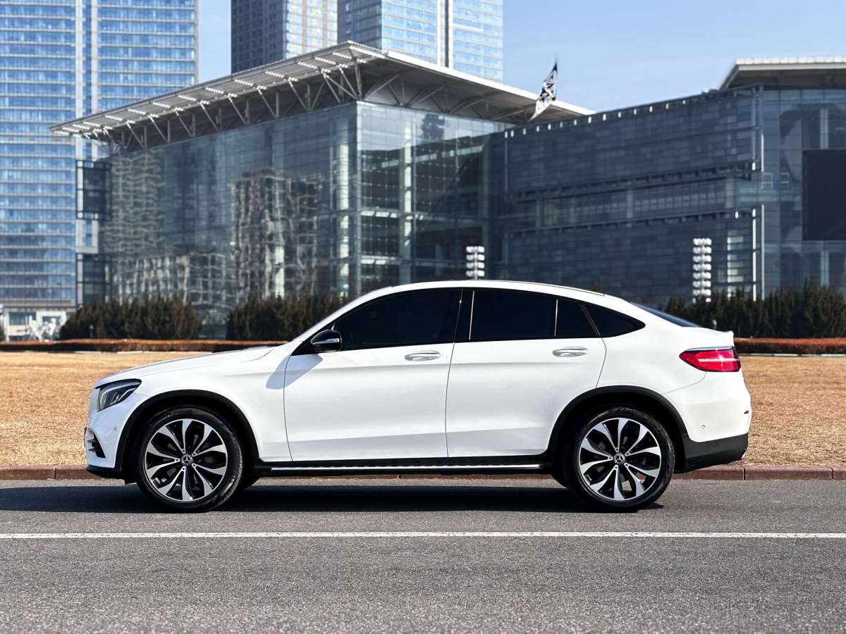 奔馳 奔馳GLC  2022款 改款 GLC 260 4MATIC 轎跑SUV圖片