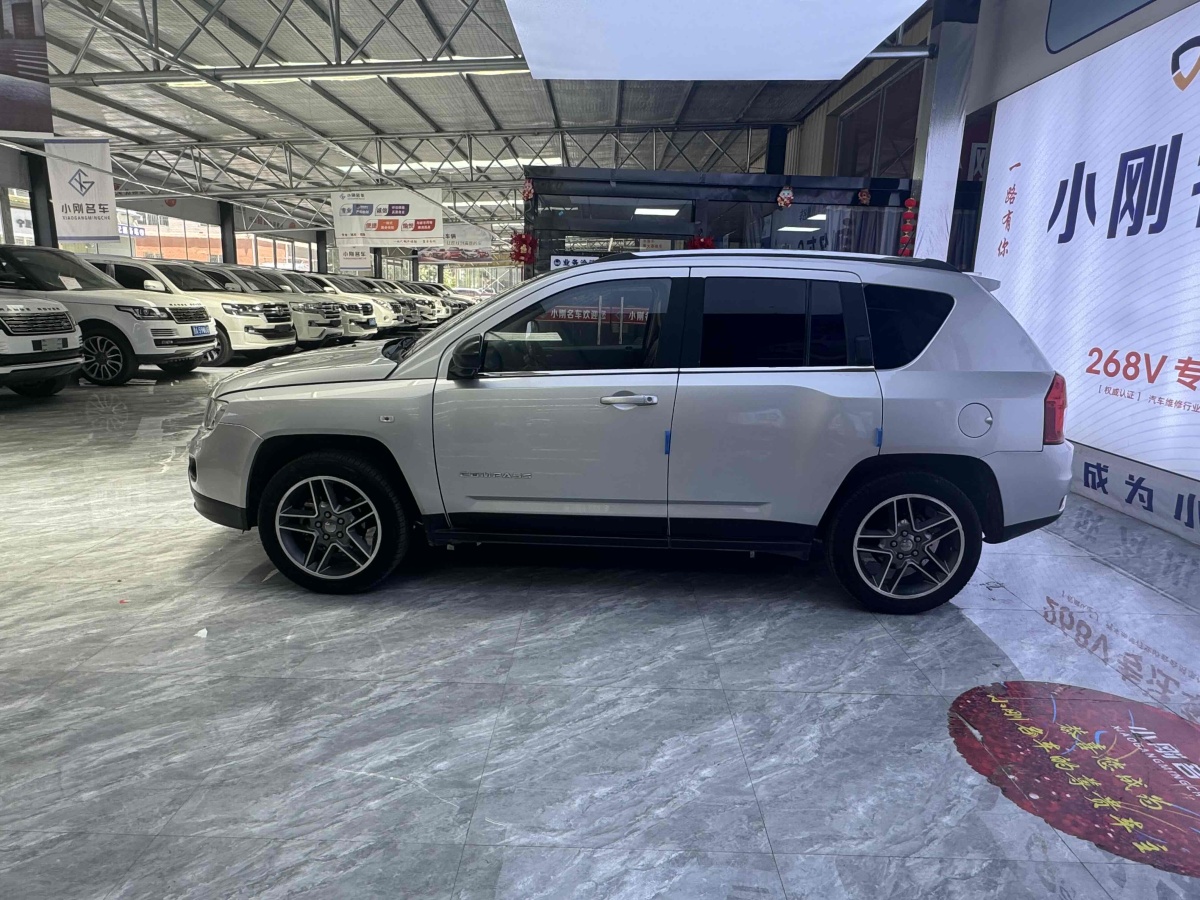 Jeep 指南者  2013款 2.4L 四驅(qū)豪華版圖片