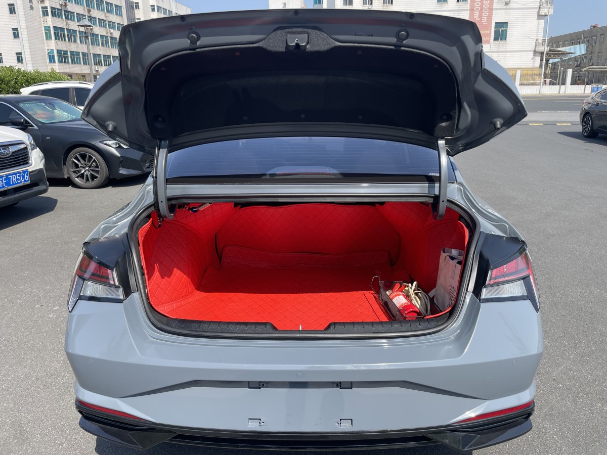 2021年10月現(xiàn)代 伊蘭特  2022款 1.5L CVT LUX尊貴版