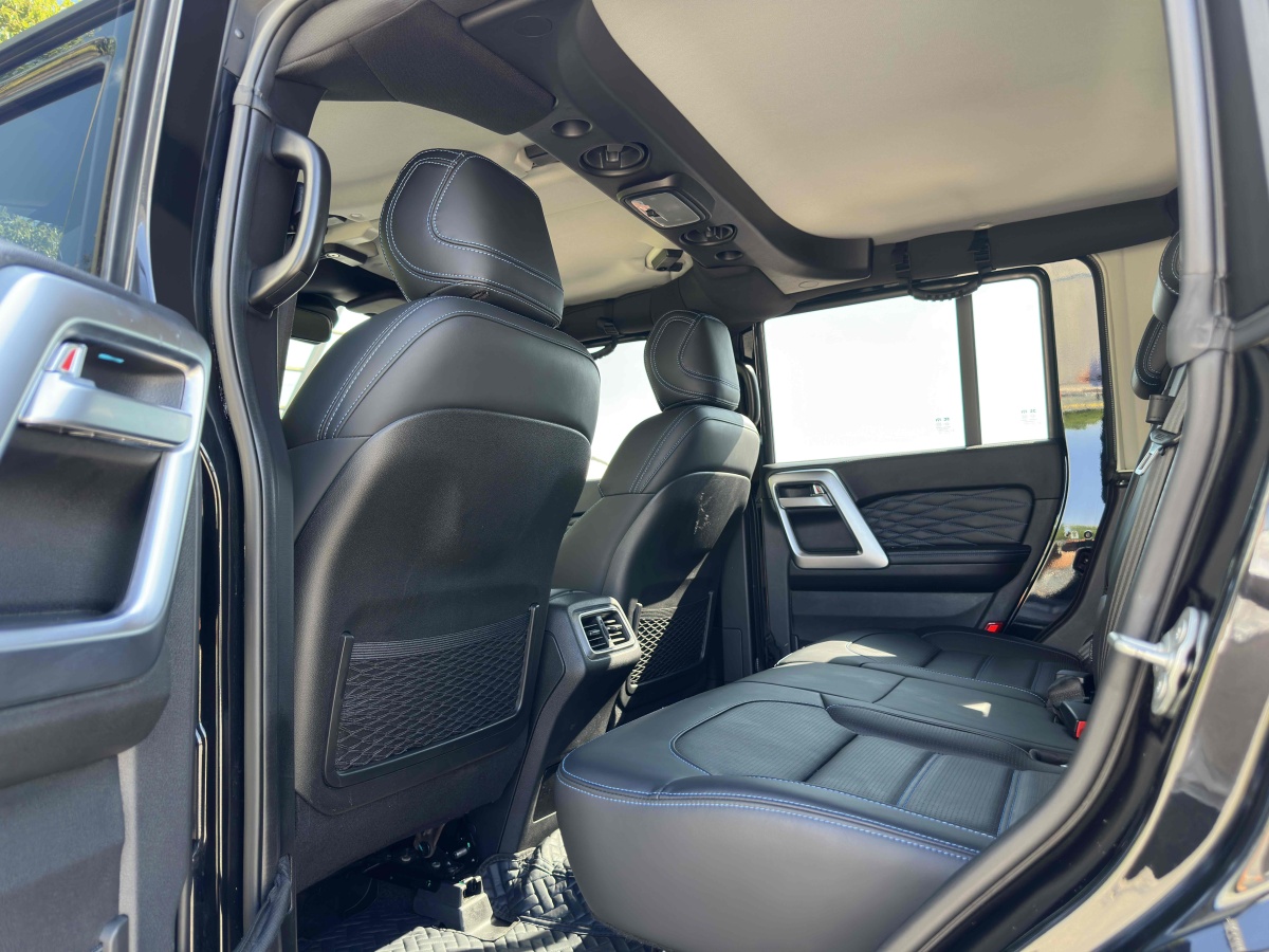 北京 BJ40  2023款 2.0T 自動(dòng)四驅(qū)城市獵人版?zhèn)b客型圖片