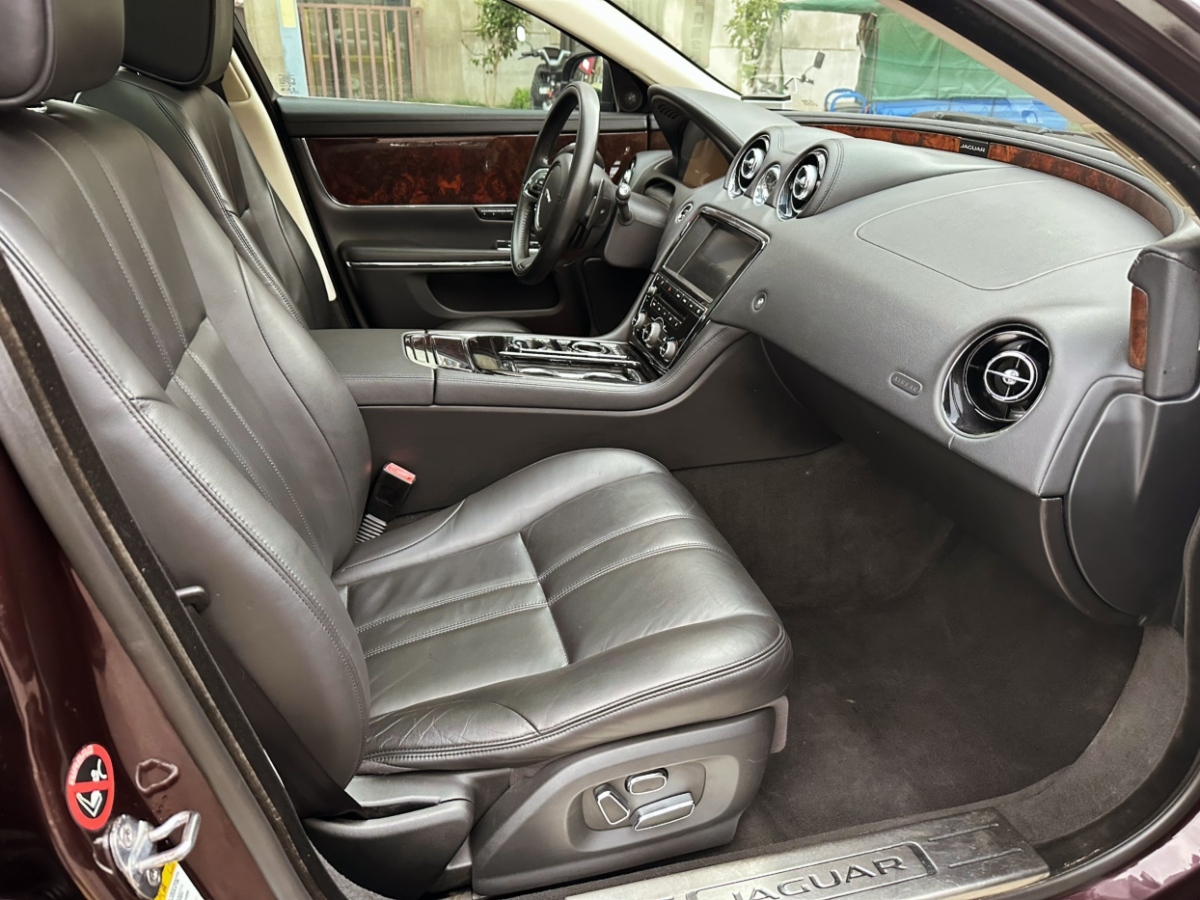 捷豹 XJ  2015款 XJL 3.0 SC 典雅商務(wù)80周年典藏版圖片