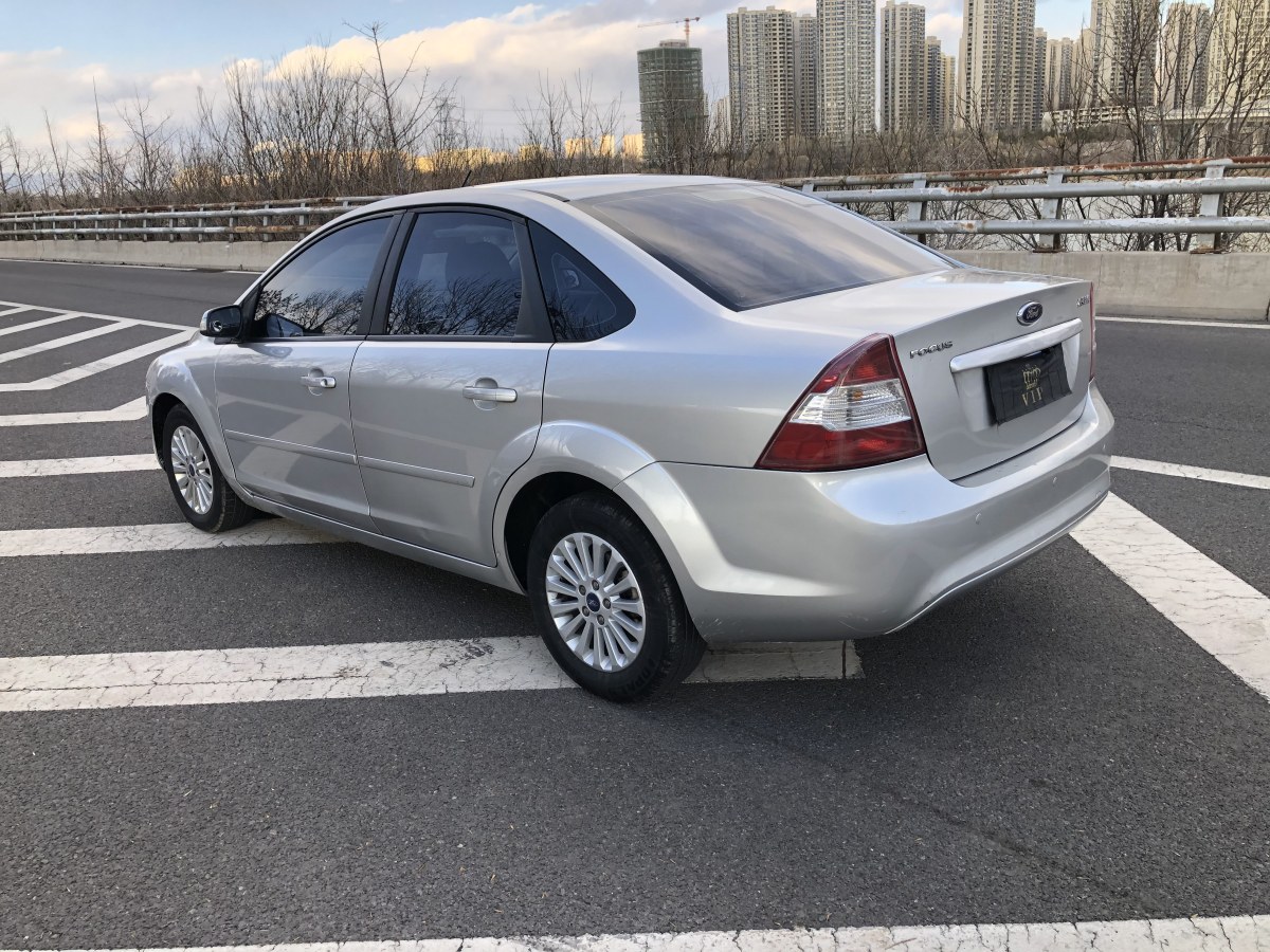 福特 ?？怂? 2013款 三廂經(jīng)典 1.8L 自動時尚型圖片