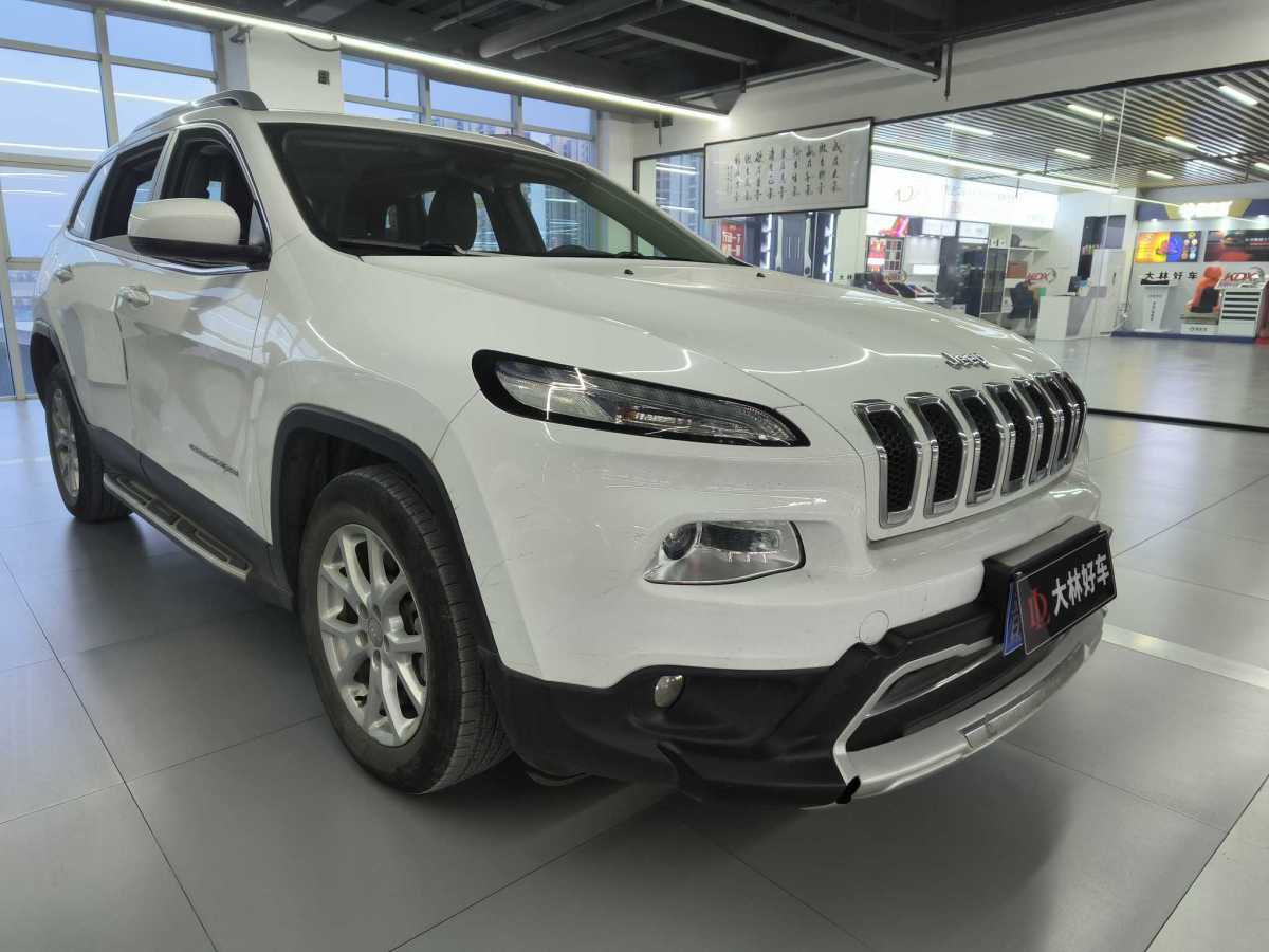 Jeep 自由光  2017款 2.0L 優(yōu)越版圖片