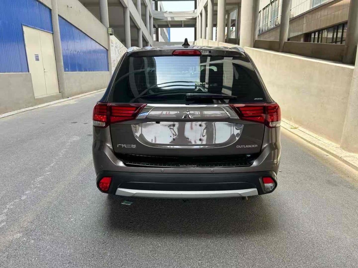 三菱 歐藍(lán)德  2018款 2.4L 四驅(qū)精英版 5座圖片