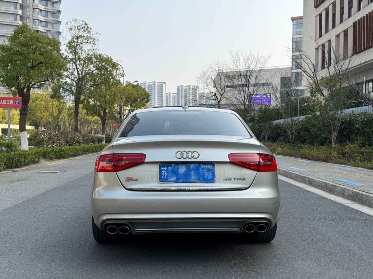 2016年6月奧迪 奧迪A4L  2016款 35 TFSI 典藏版 S line舒適型