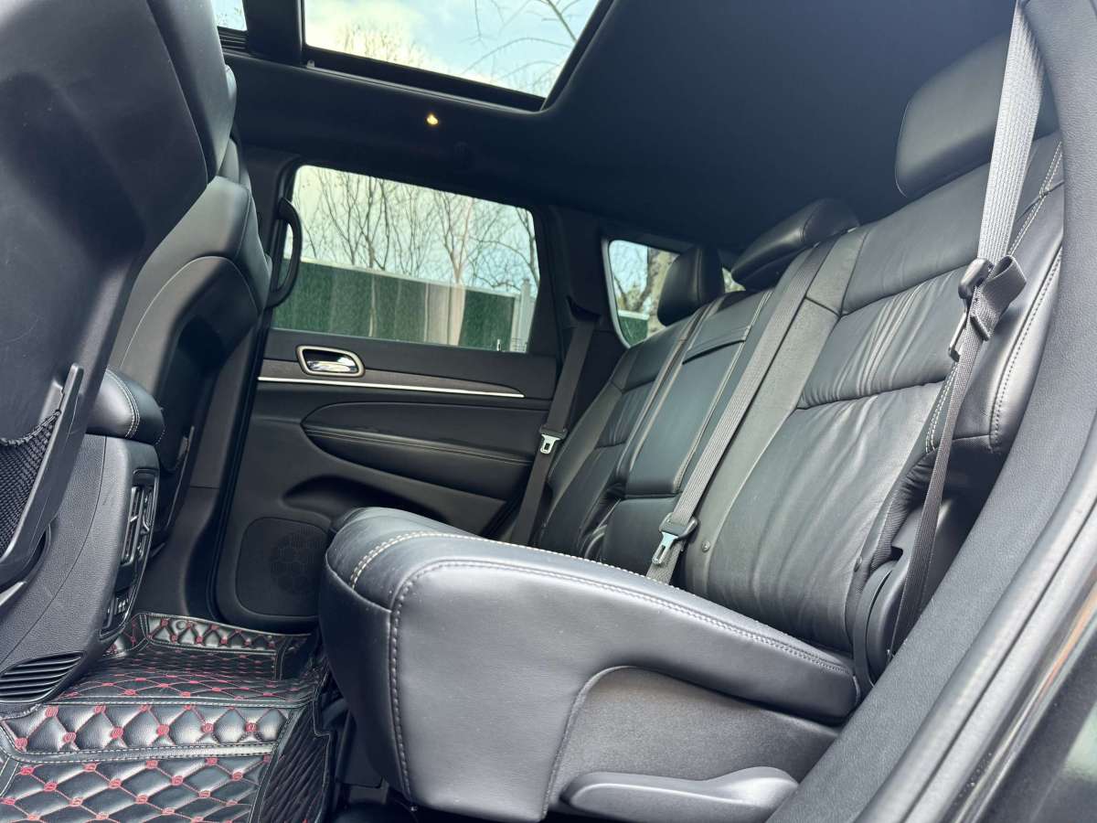 Jeep 大切諾基  2015款 3.0L 舒享導(dǎo)航版圖片