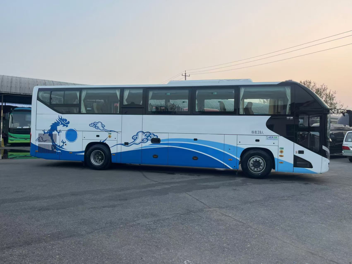 準(zhǔn)新國六39座半臥帶腿托宇通6120氣囊車圖片