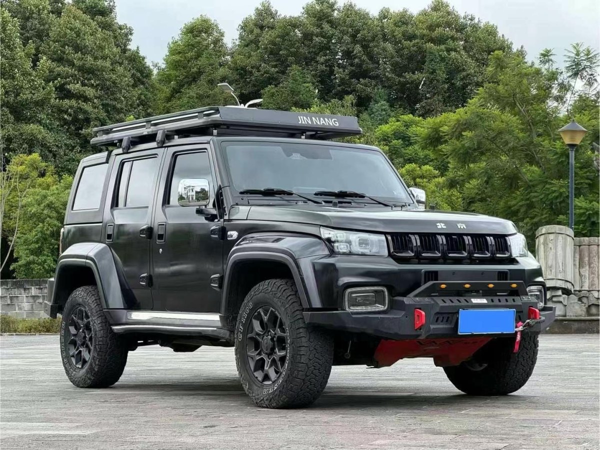 北京 BJ40  2023款 2.0D 自動四驅刀鋒英雄版?zhèn)b客型（前后電控鎖）圖片