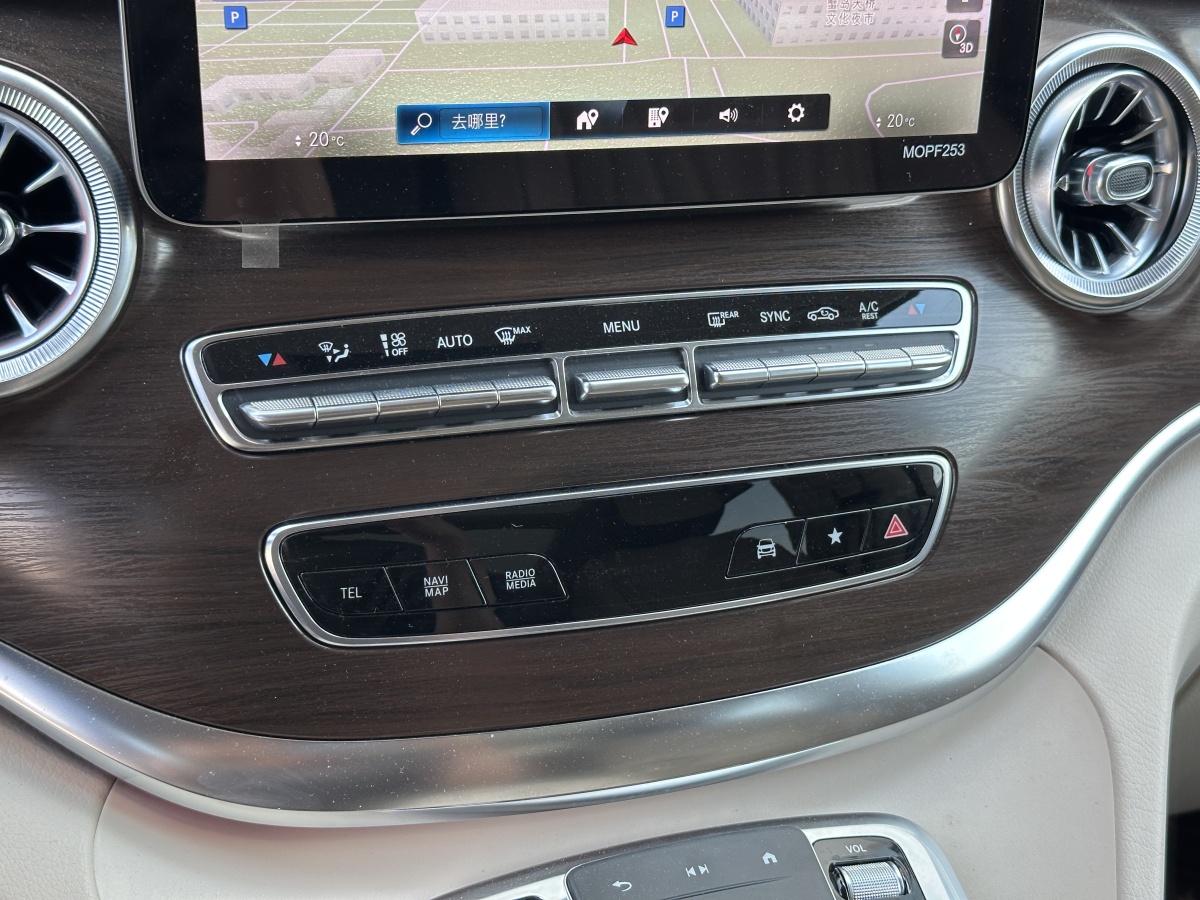 奔馳 V級(jí)  2022款 V 260 領(lǐng)航版圖片