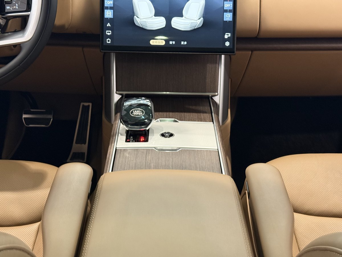 路虎 攬勝  2025款 3.0 L6 400PS 盛世加長版圖片