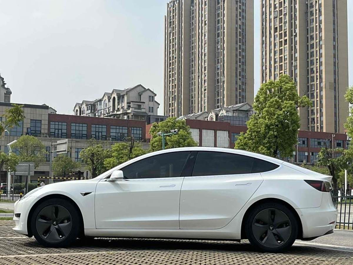 特斯拉 Model Y  2020款 改款 標(biāo)準(zhǔn)續(xù)航后驅(qū)升級版圖片