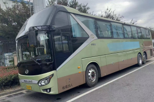 東北配置56座后吊輪金龍6135客車  