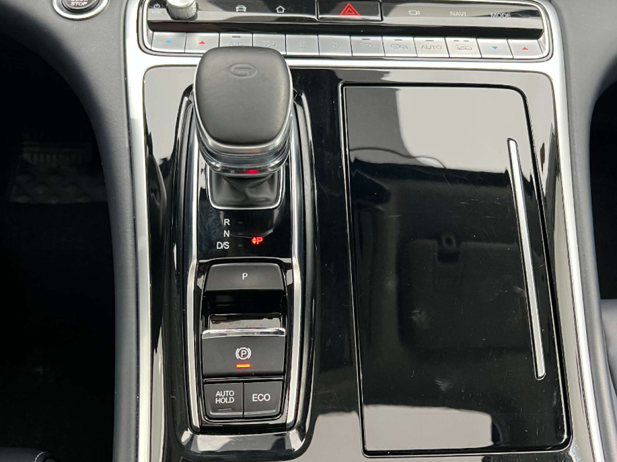 廣汽傳祺 M8  2021款 領(lǐng)秀系列 390T 至尊版圖片