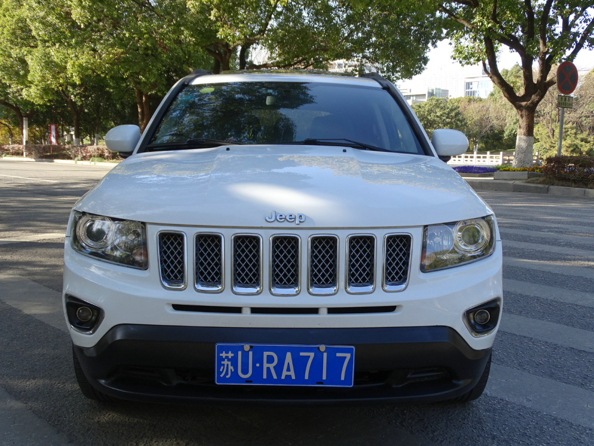 Jeep 指南者  2013款 2.0L 兩驅(qū)炫黑豪華版圖片