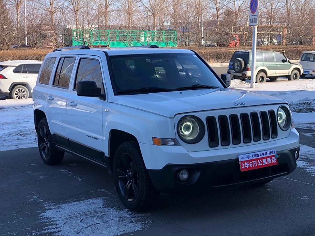 Jeep 自由客  2013款 2.4 豪華導(dǎo)航版圖片