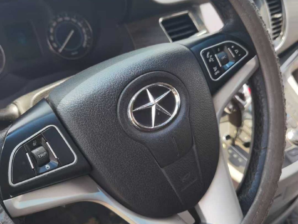 日產(chǎn) GT-R  2015款 3.8T 豪華棕紅內(nèi)飾版圖片