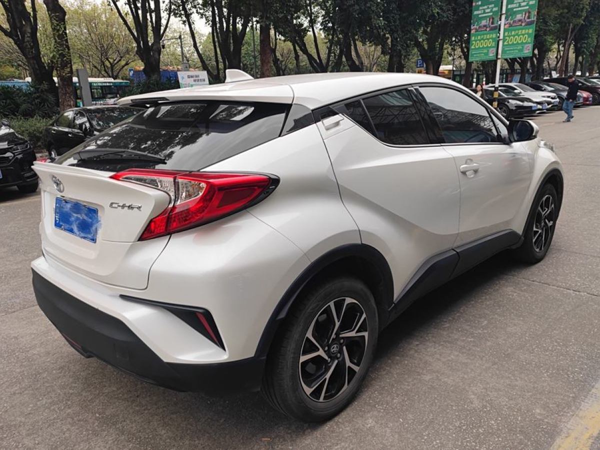 豐田 C-HR  2020款 2.0L 領(lǐng)先版圖片