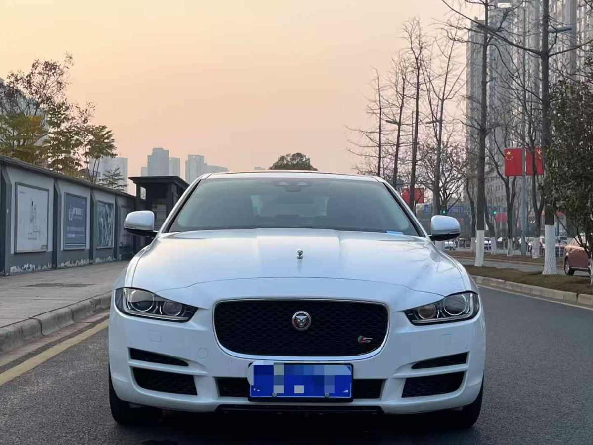 捷豹 XE  2018款 2.0T 200PS 兩驅(qū)R-Sport運(yùn)動(dòng)版圖片