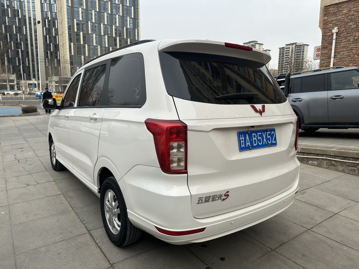 五菱 五菱宏光  2019款  1.5L S標(biāo)準(zhǔn)型國(guó)VI LAR圖片