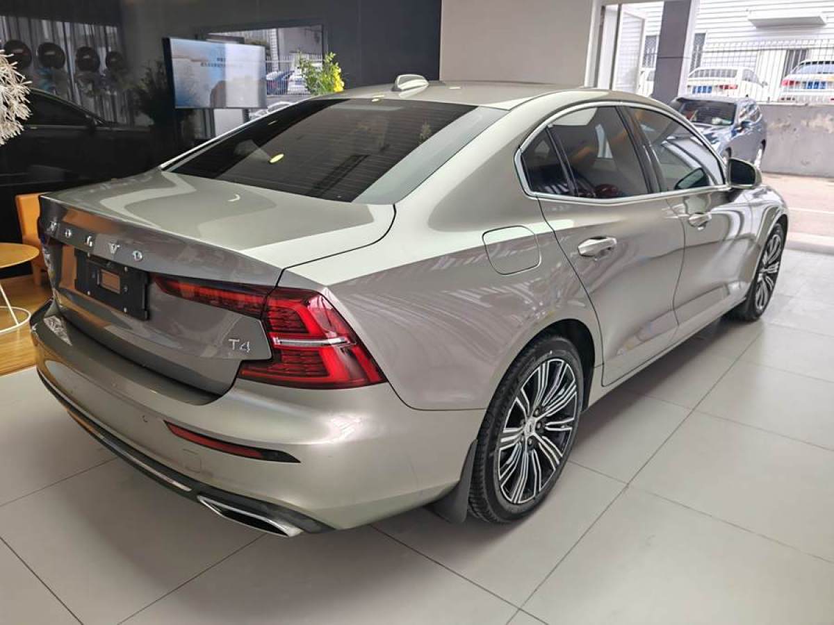 2021年4月沃爾沃 S60L  2021款 T4 智遠(yuǎn)豪華版