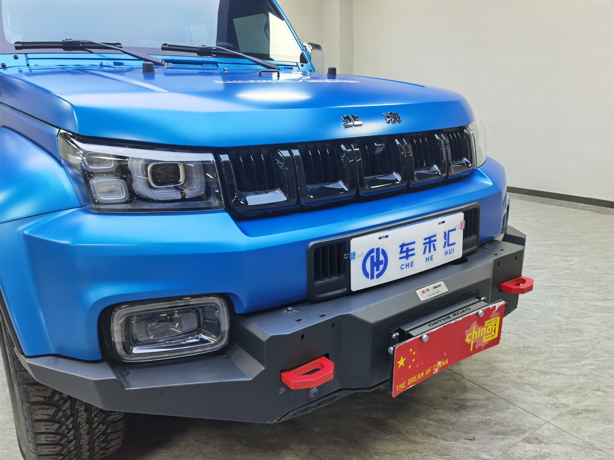 北京 BJ40  2023款 2.0D 自動(dòng)四驅(qū)刀鋒英雄版?zhèn)b客型（前后電控鎖）圖片