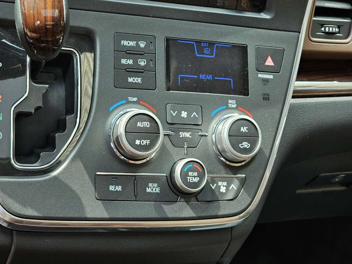2015年6月丰田 塞纳  2015款 3.5L 四驱L