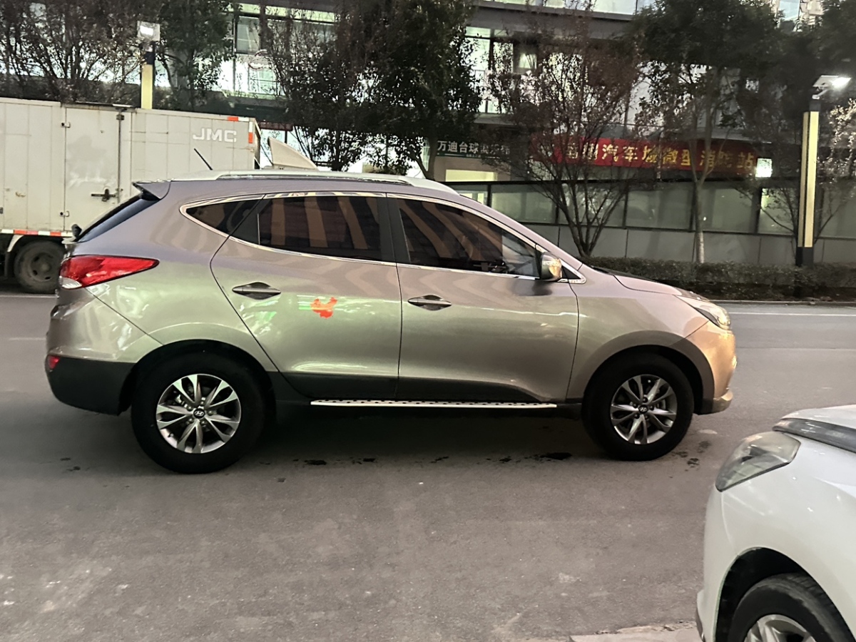 現(xiàn)代 ix35  2015款 2.0L 自動(dòng)兩驅(qū)舒適型 國(guó)IV圖片