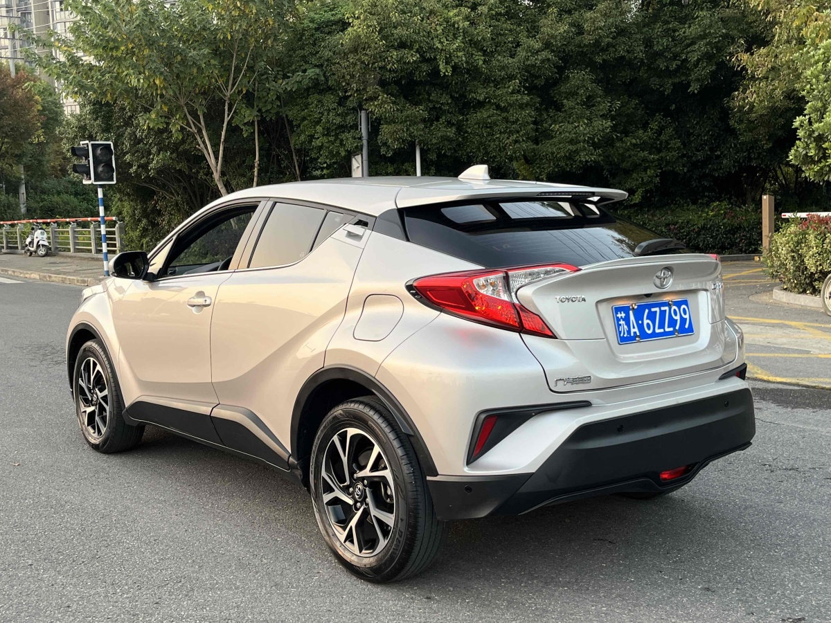 豐田 C-HR  2020款 2.0L 領(lǐng)先版圖片