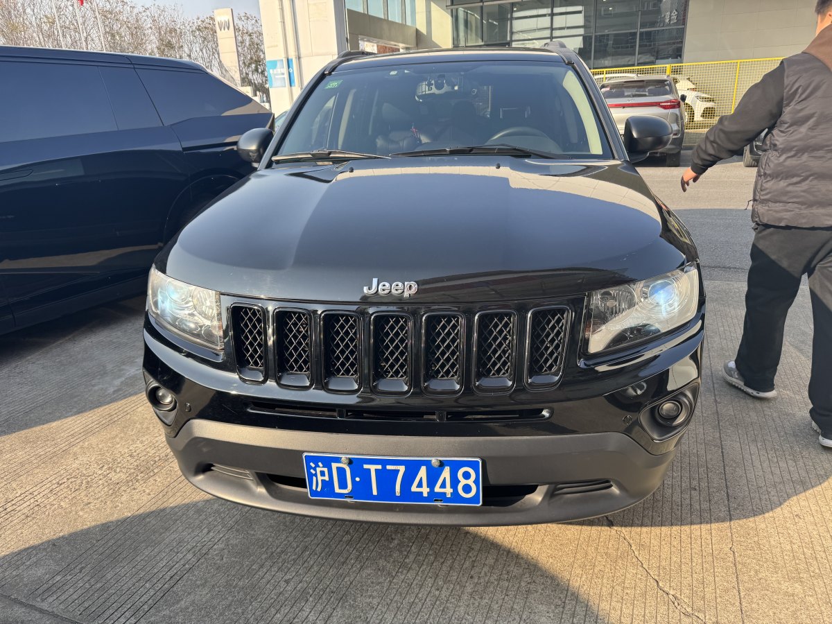 Jeep 指南者  2013款 2.4L 四驅(qū)炫黑導(dǎo)航版圖片