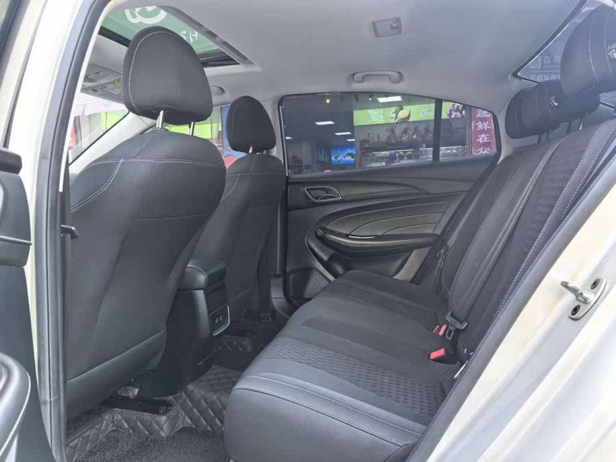 榮威 i5  2020款 1.5L 自動(dòng)4G互聯(lián)領(lǐng)豪版圖片