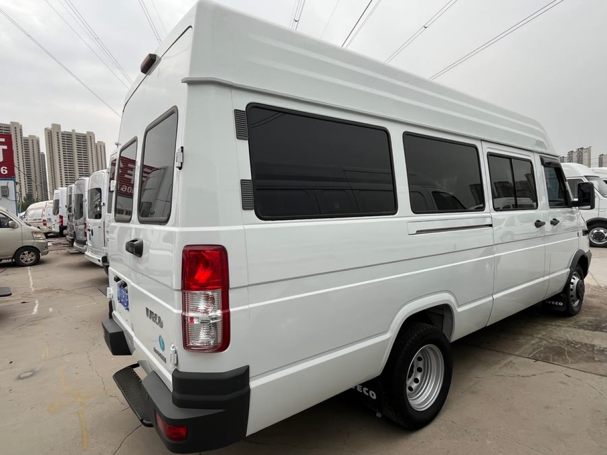 依維柯 得意  2021款 2.5T A40 M1客車5-9座長軸中頂雙胎側(cè)拉門圖片