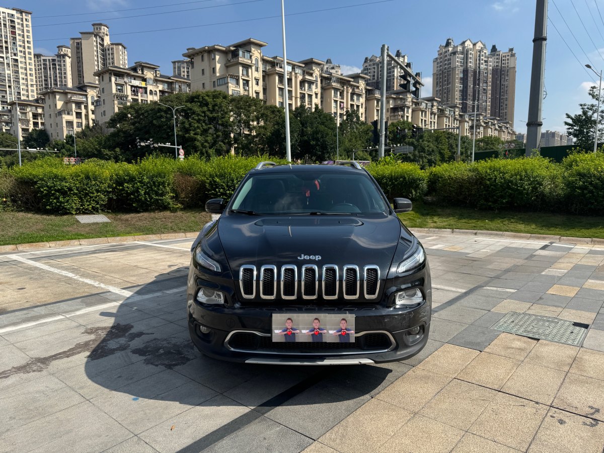 Jeep 自由光  2020款 2.0L 兩驅(qū)經(jīng)典運(yùn)動(dòng)版圖片