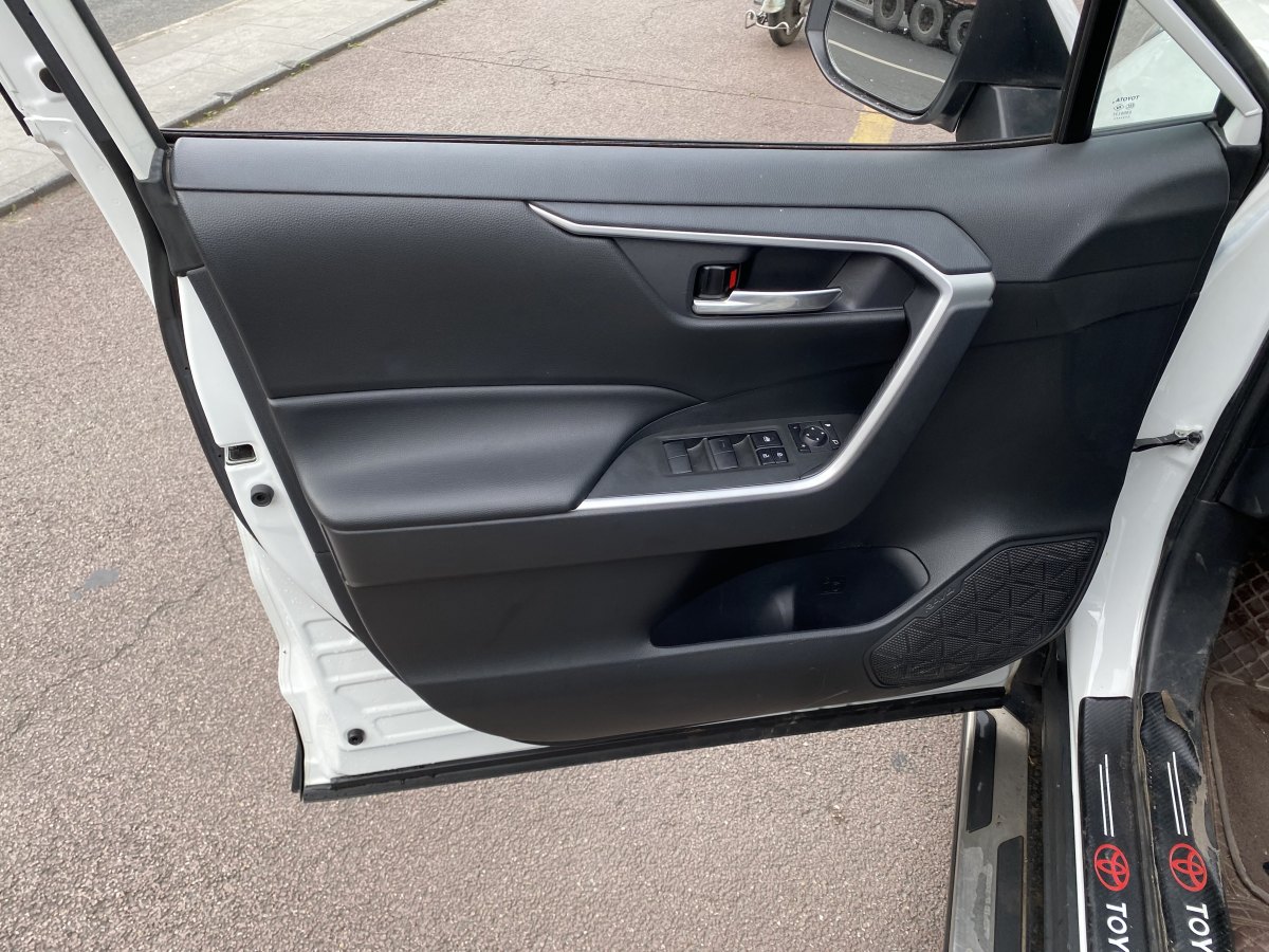 2021年8月丰田 RAV4  2018款 荣放 2.0L CVT两驱风尚版