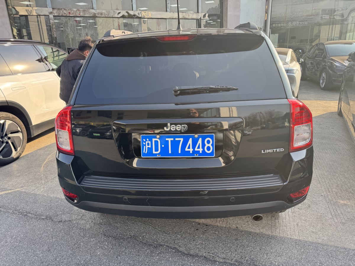 Jeep 指南者  2013款 2.4L 四驅(qū)炫黑導(dǎo)航版圖片