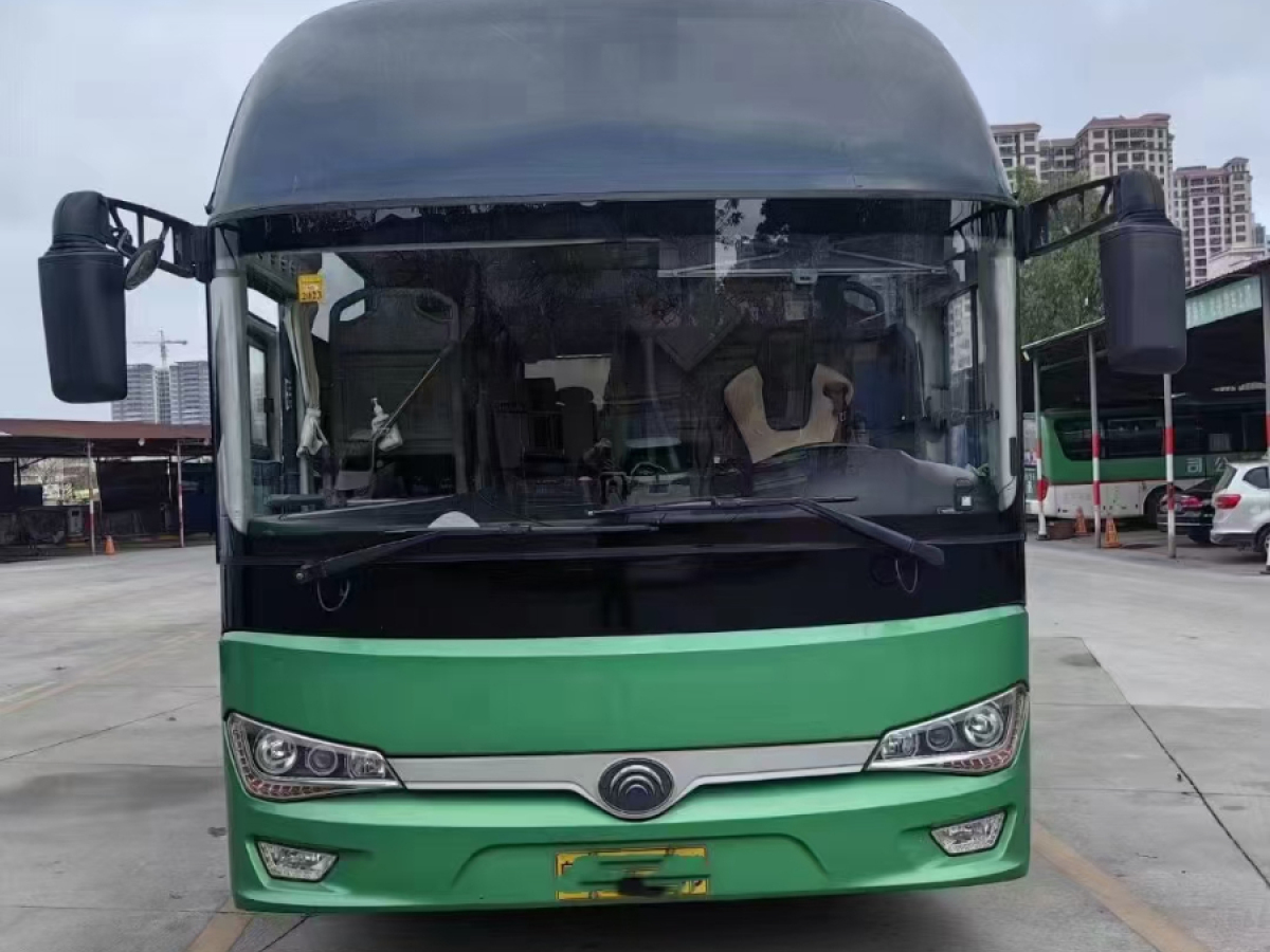 國五35座2+1型新款宇通6128保姆車圖片