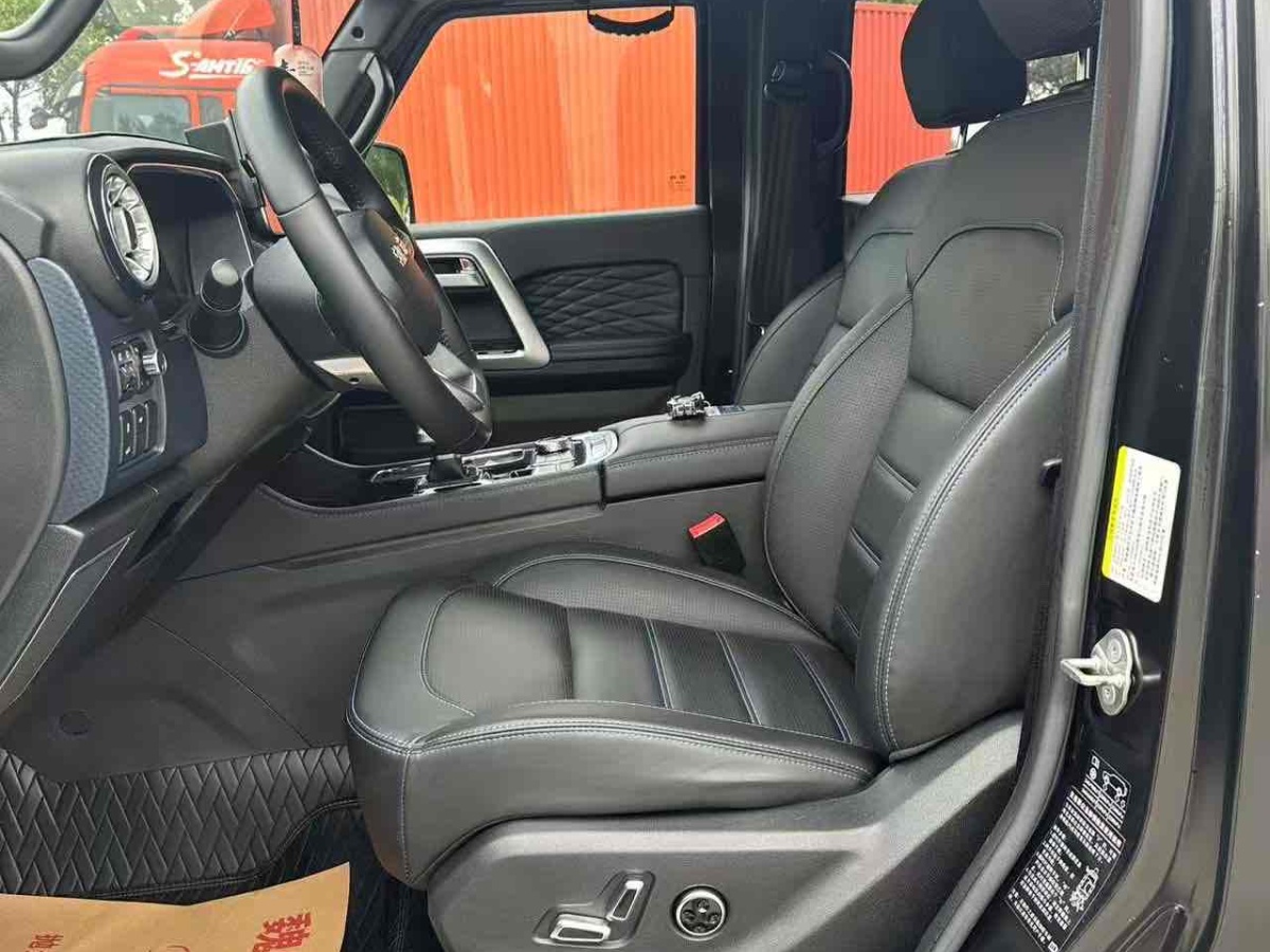 北京 BJ40  2023款 2.0D 自動(dòng)四驅(qū)刀鋒英雄版?zhèn)b客型圖片