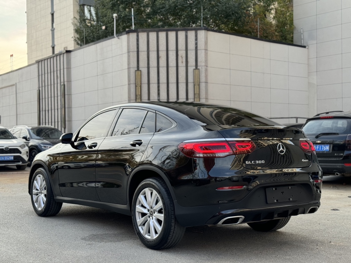 奔驰 奔驰GLC  2022款 改款 GLC 260 4MATIC 轿跑SUV图片